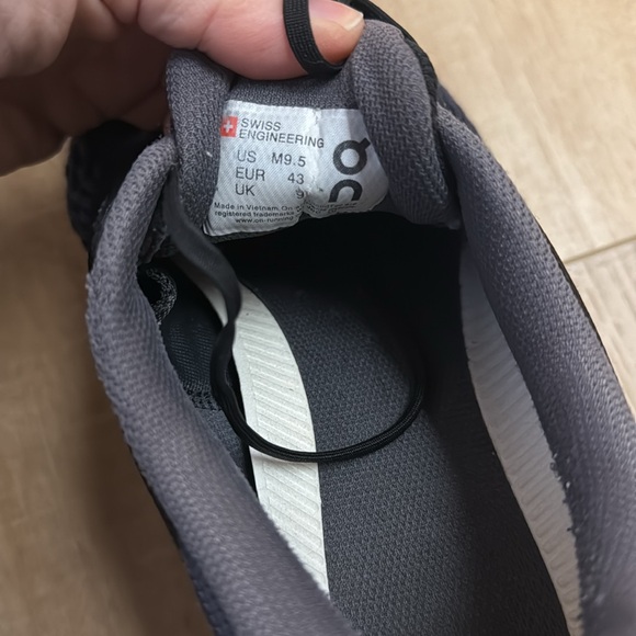 ON Cloudflyer black/white men’s size 9.5 - Picture 4 of 8